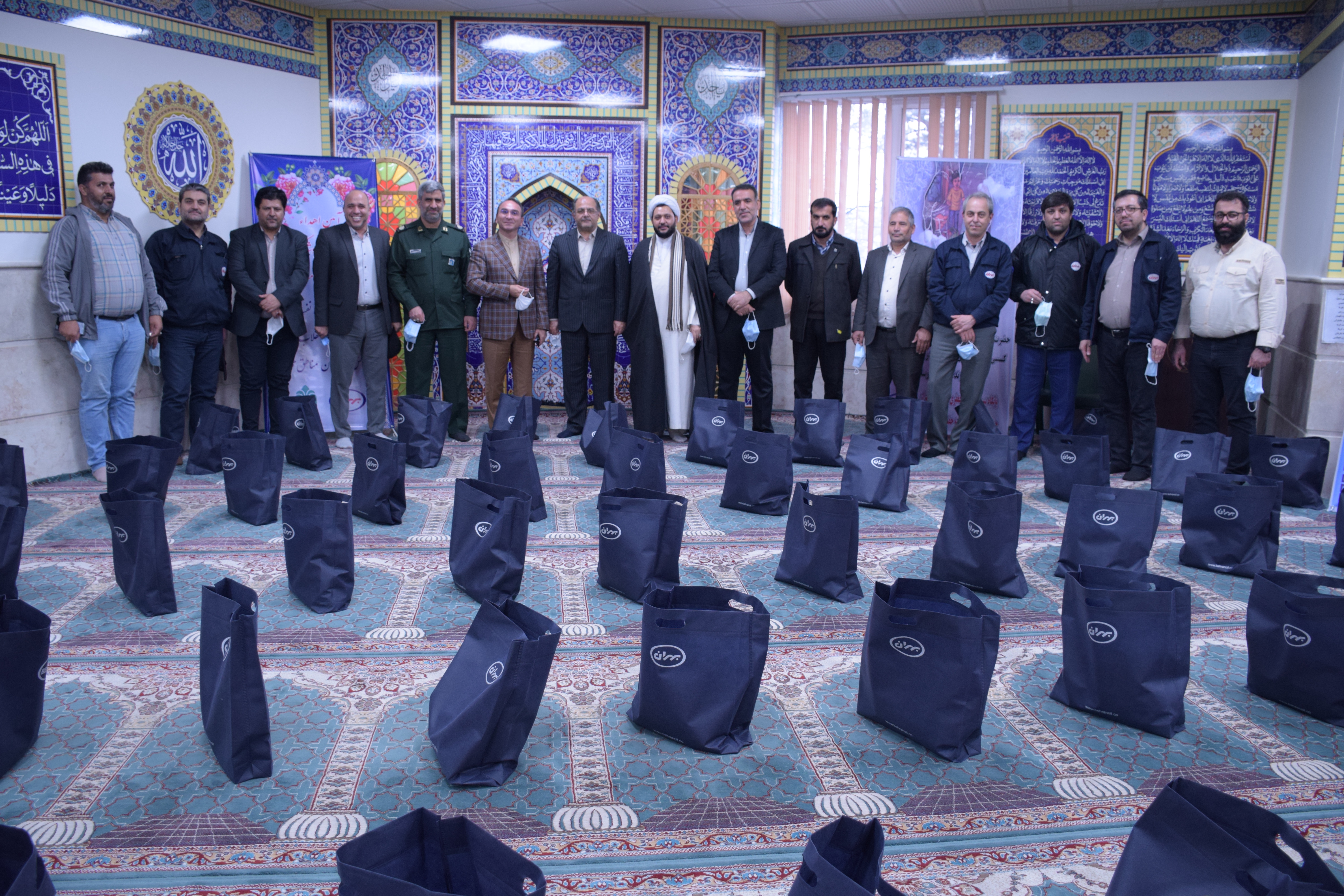 اهدای بسته های پوشاک به دانش آموزان نیازمند در شرکت نفت بهران در ایام مبارک دهه فجر انقلاب اسلامی